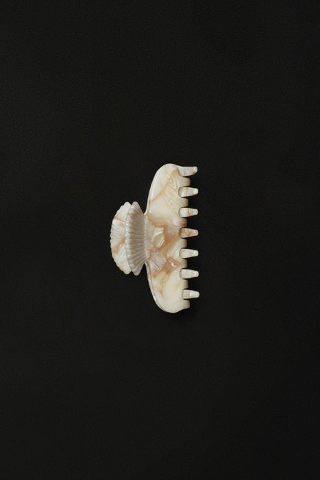 SOPHIE BUHAI<br>SMALL FAN SHELL CLAW<br>Alabaster