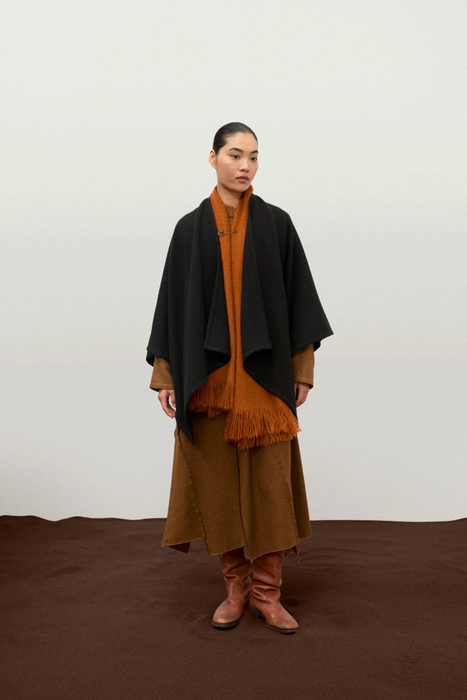 NORLHA<br>SEAMED CAPE<br>in BLACK