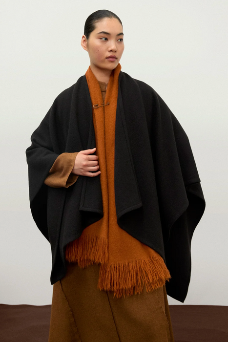 NORLHA<br>SEAMED CAPE<br>in BLACK
