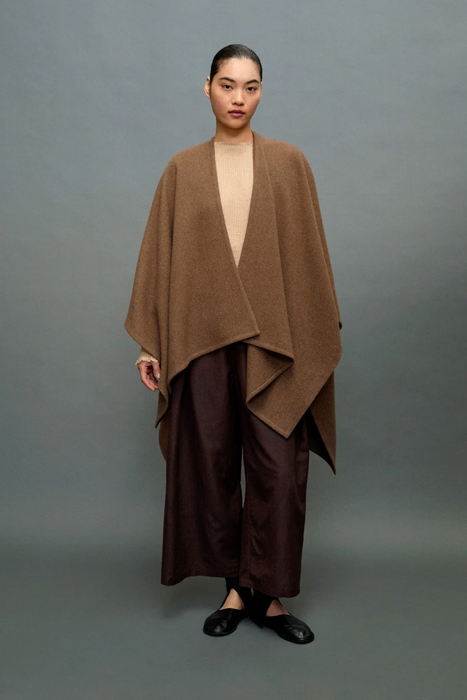 NORLHA<br>SEAMED CAPE<br>in NATURAL YAK GOLDEN BROWN