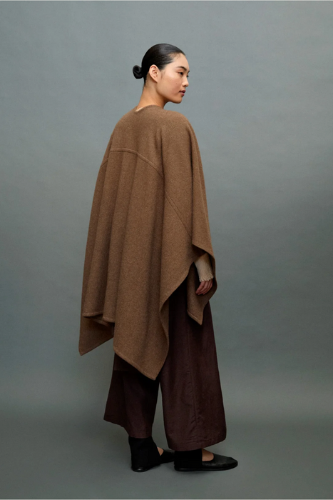 NORLHA<br>SEAMED CAPE<br>in NATURAL YAK GOLDEN BROWN