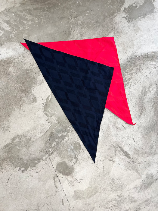pelleq<br>jacquard triangular scarf<br>in 2 colors