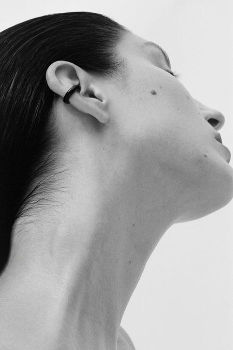 SOPHIE BUHAI<br>ONYX BAGEL EAR CUFF