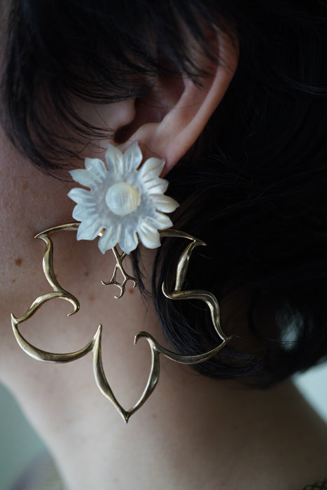 VINTAGE<BR>MOTHER OF PEARL FLOWER EARRINGS