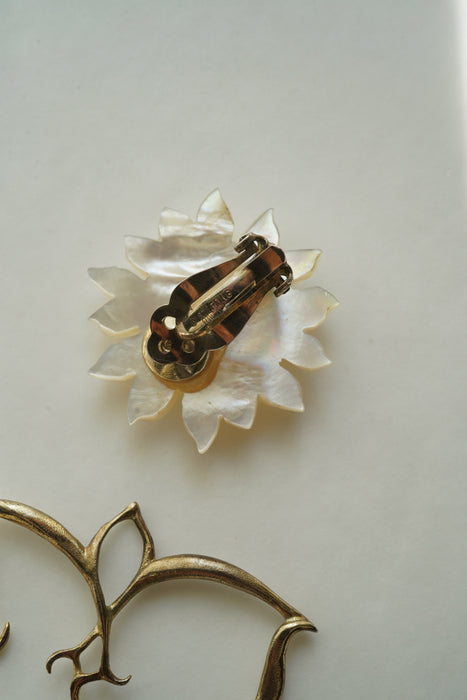 VINTAGE<BR>MOTHER OF PEARL FLOWER EARRINGS