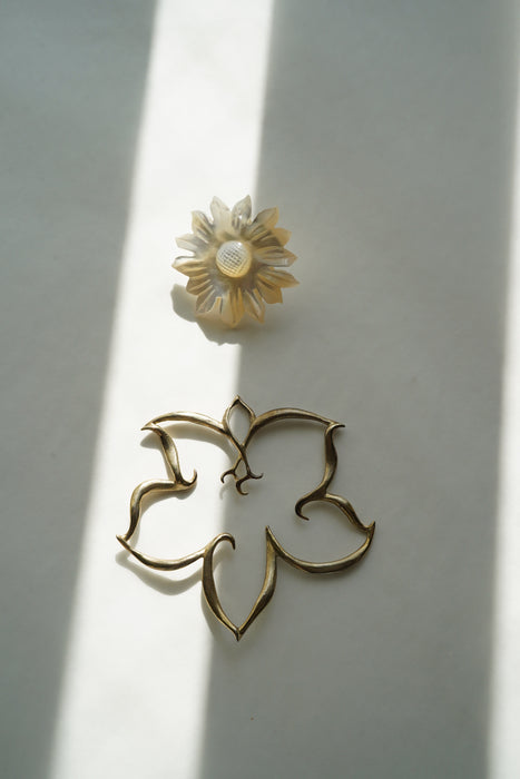 VINTAGE<BR>MOTHER OF PEARL FLOWER EARRINGS