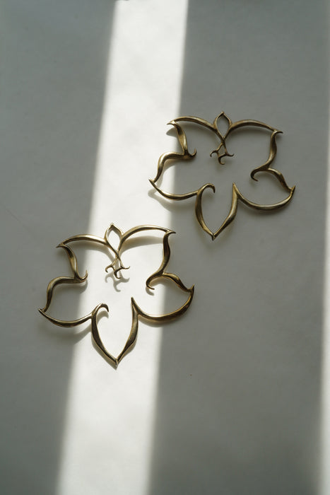VINTAGE<BR>MOTHER OF PEARL FLOWER EARRINGS