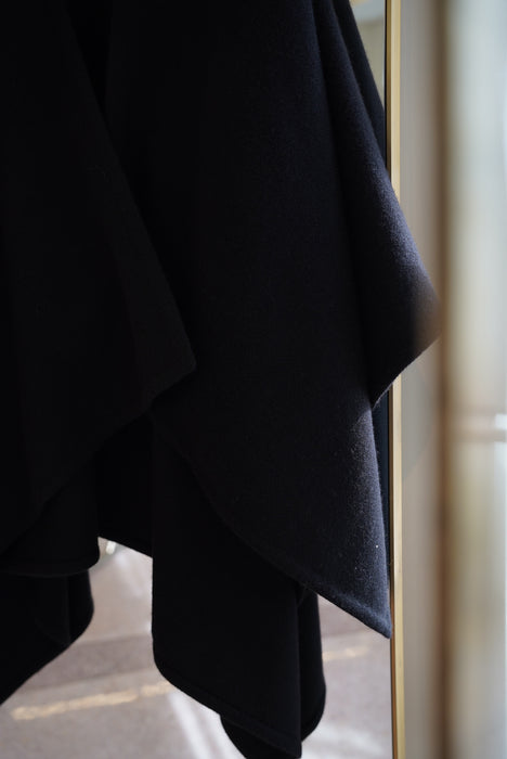 NORLHA<br>SEAMED CAPE<br>in BLACK