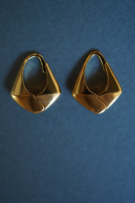 SOPHIE BUHAI<br>GOLD SMALL PYRAMID HOOPS