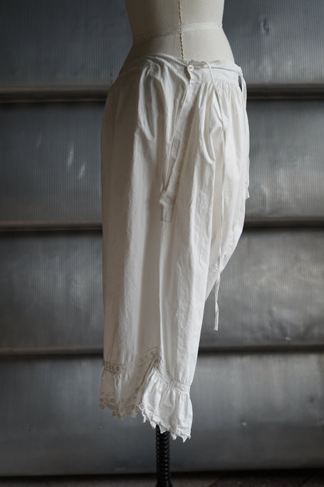 ANTIQUE<BR>FRENCH OPEN SLIT KNICKERS WITH RUFFLE TRIM