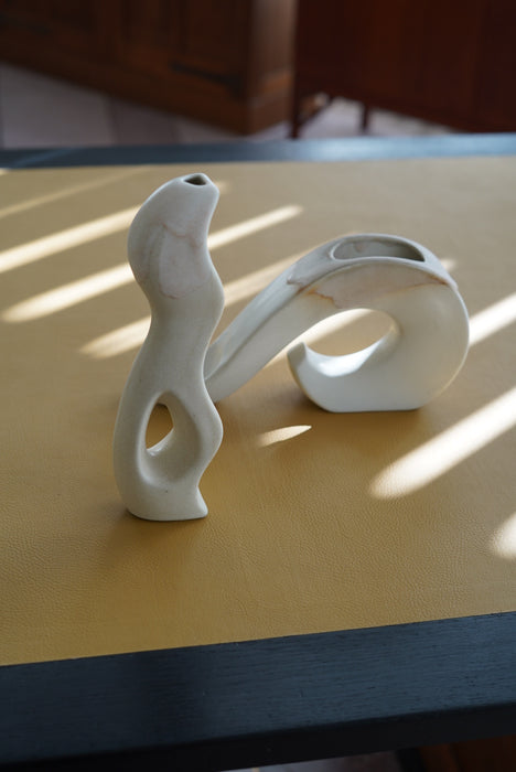 VINTAGE<BR>WHITE ABSTRUCT CERAMIC VASE/CURVE