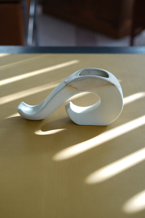 VINTAGE<BR>WHITE ABSTRUCT CERAMIC VASE/CURVE