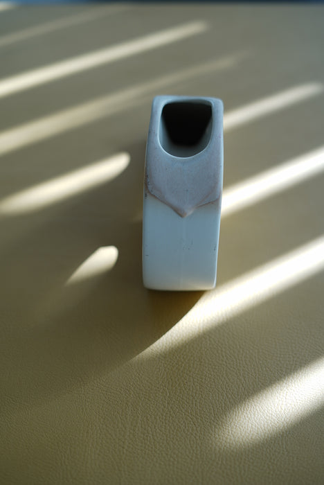 VINTAGE<BR>WHITE ABSTRUCT CERAMIC VASE/CURVE