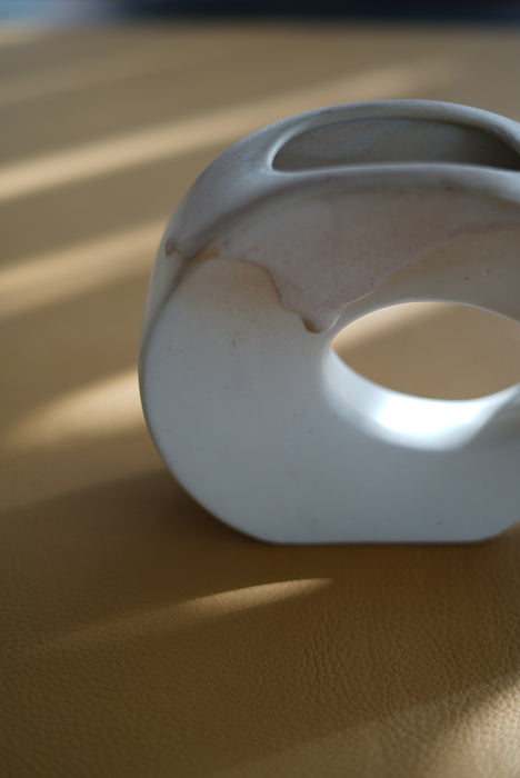 VINTAGE<BR>WHITE ABSTRUCT CERAMIC VASE/CURVE