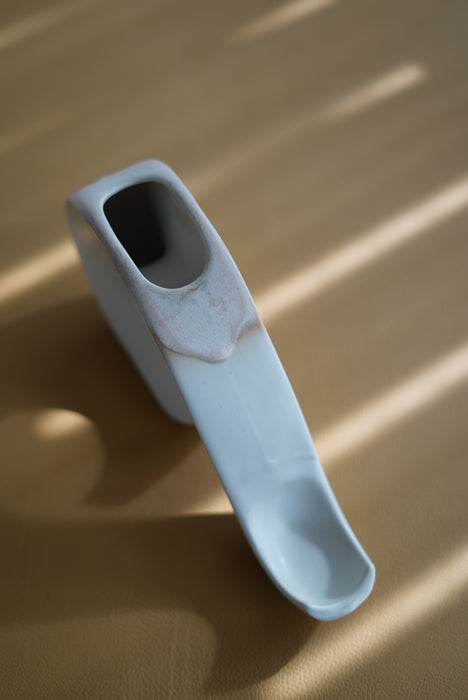 VINTAGE<BR>WHITE ABSTRUCT CERAMIC VASE/CURVE