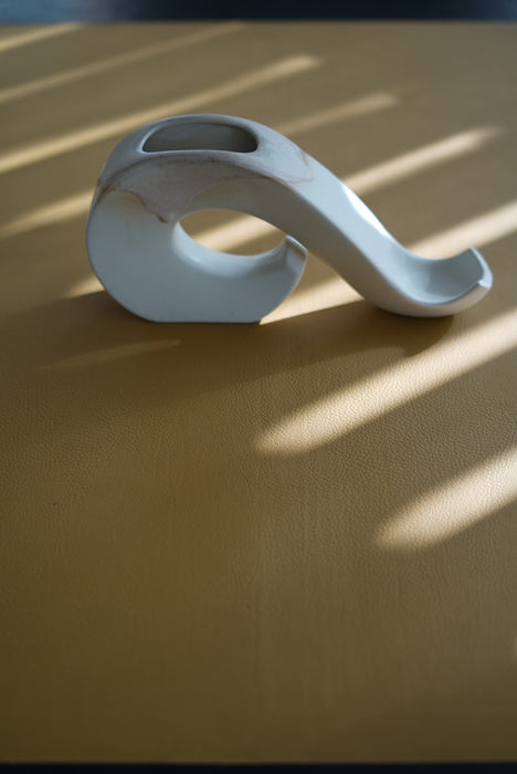 VINTAGE<BR>WHITE ABSTRUCT CERAMIC VASE/CURVE