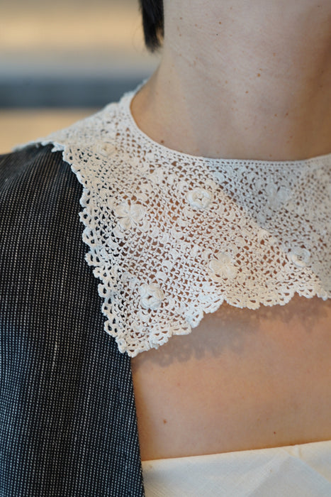 ANTIQUE<BR>CROCHET LACE COLLAR SQUARE/ SMALL<BR><BR>SOLD OUT