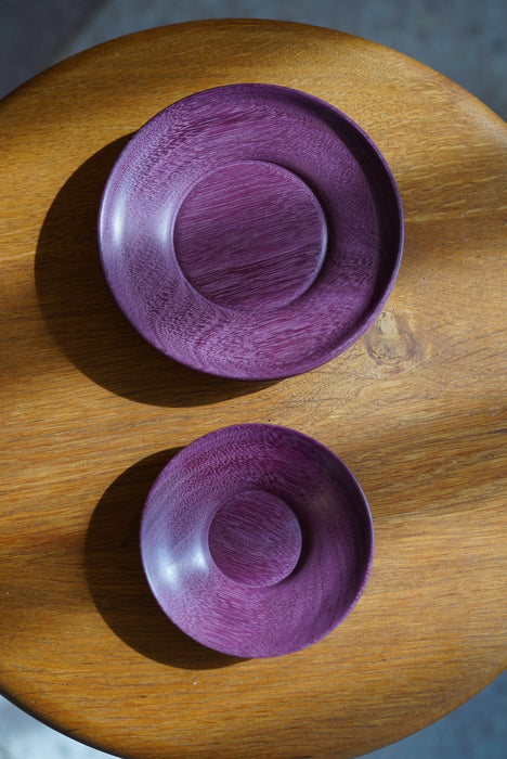 CRISTASEYA<br>SET OF 2 HANDTURNED MEDIUM PLATE-M<br>in BEET RED