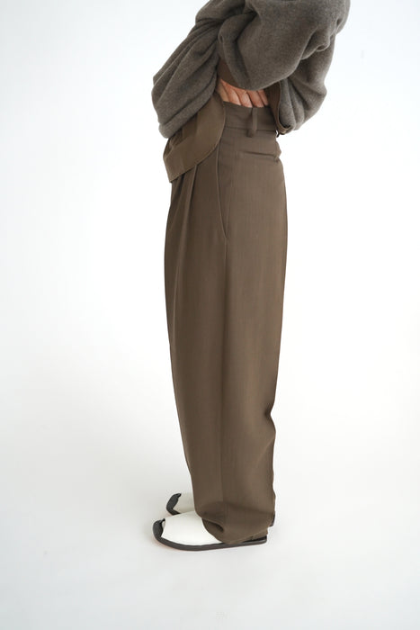 CRISTASEYA<br>DOUBLE PLEATED WIDE PANTS <br>in BROWN