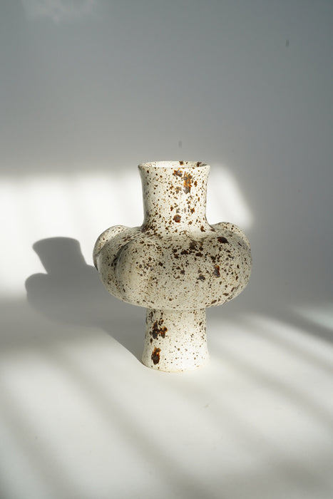 CRISTASEYA<br>CERAMIC VASE 2<br>in BONE WITH BROWN DOTS