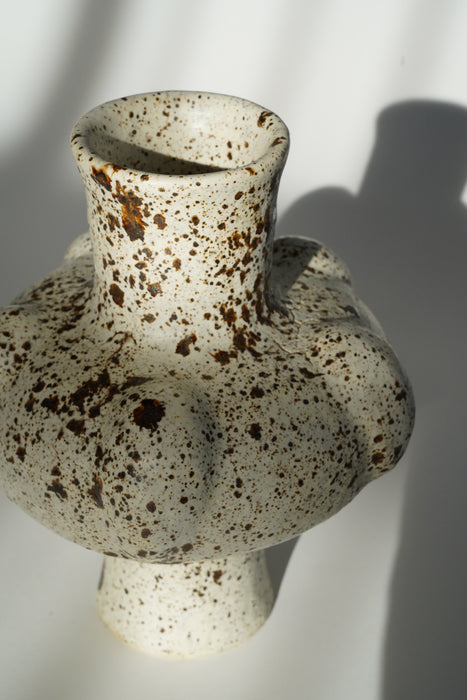 CRISTASEYA<br>CERAMIC VASE 2<br>in BONE WITH BROWN DOTS