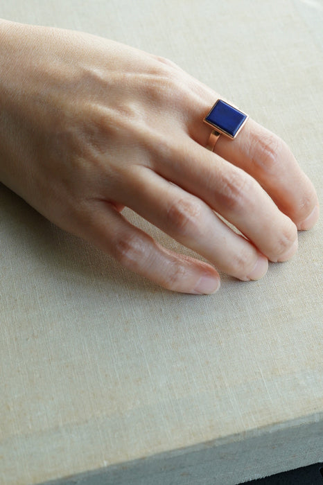 VINTAGE<BR>9CT GOLD LAPIS SEALED RING