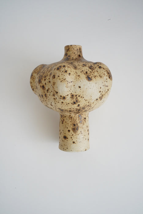 CRISTASEYA<br>CERAMIC VASE 1<br>in EGGSHELL WITH BROWN DOTS
