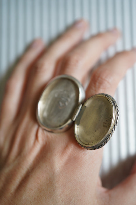 VINTAGE<BR>CAMEO POISON RING<BR>SIGNED BY ANTONIO PINEDA