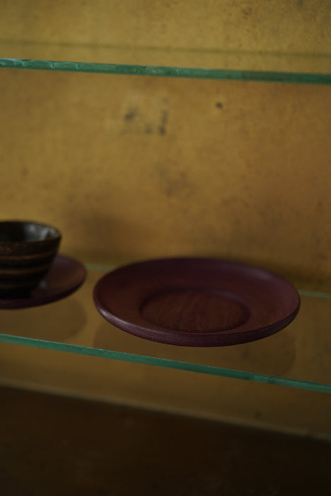 CRISTASEYA<br>SET OF 2 HANDTURNED MEDIUM PLATE-M<br>in BEET RED