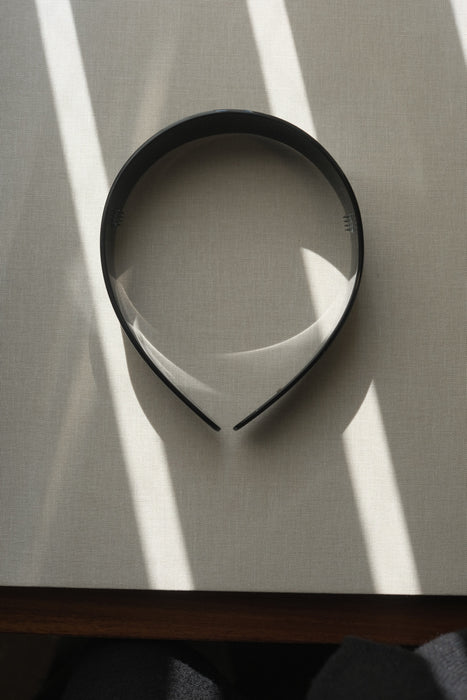 SOPHIE BUHAI<br>THIN BESSETTE HEADBAND<br>NOIR<br><br>SOLD OUT