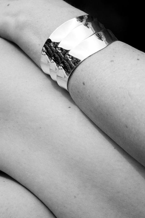 SOPHIE BUHAI<br>SMALL WAVE CUFF