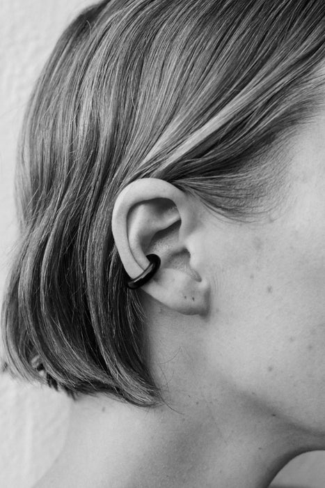 SOPHIE BUHAI<br>ONYX BAGEL EAR CUFF