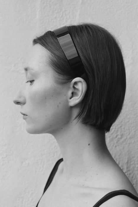 SOPHIE BUHAI<br>THIN BESSETTE HEADBAND<br>NOIR<br><br>SOLD OUT